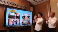 Direktur Utama PT Samudera Indonesia Tbk. (SMDR) Bani M. Mulia berbincang dengan Direktur Keuangan Ridwan Hamid usai menandatangani perjanjian pemesanan kapal petikemas dengan perusahaan Osaka Asahi Kaiun yang dilakukan secara virtual di Jakarta, Selasa (2/11/2021).