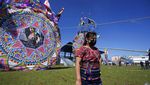 Layang-layang Raksasa Meriahkan Hari Kematian di Guatemala