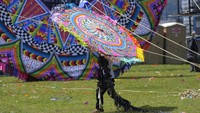 Jika dilihat lebih dekat, ada pesan-pesan khusus yang dibubuhkan di badan layang-layang, termasuk pesan seputar perdamaian dunia dan politik.  