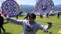 Tradisi layang-layang raksasa ini telah dijalani oleh warga Guatemala lebih dari seabad lamanya.  