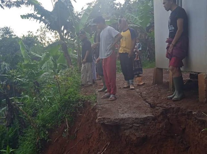 Longsor dan banjir menerjang sejumlah titik di Bandung Barat