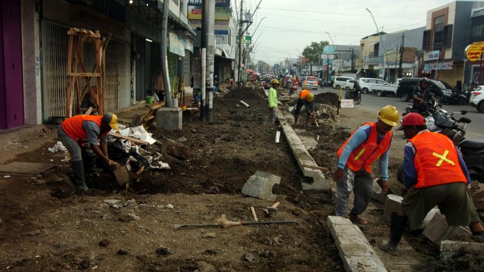 Mantap! Tegal Bakal Punya Kawasan 'Malioboro' Sejumlah pekerja menyelesaikan pembangunan kawasan
