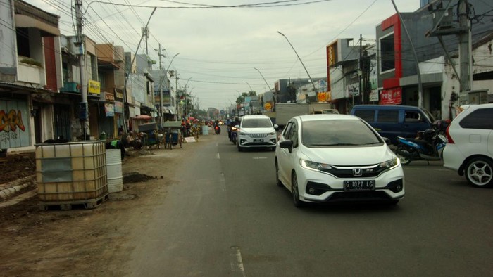 Mantap! Tegal Bakal Punya Kawasan 'Malioboro' Sejumlah pekerja menyelesaikan pembangunan kawasan