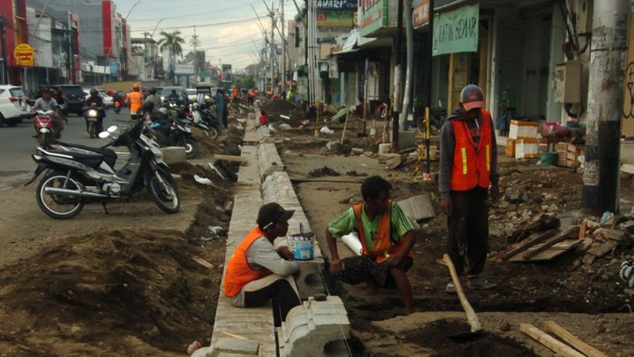 Mantap! Tegal Bakal Punya Kawasan 'Malioboro' Sejumlah pekerja menyelesaikan pembangunan kawasan