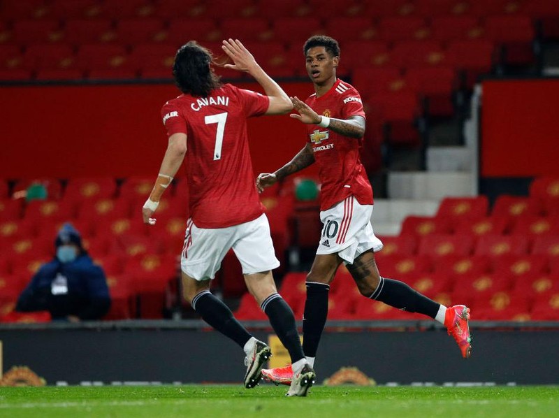 LONDON, ENGLAND - OCTOBER 30: Cristiano Ronaldo embraces Marcus Rashford of Manchester United as he is substituted during the Premier League match between Tottenham Hotspur and Manchester United at Tottenham Hotspur Stadium on October 30, 2021 in London, England. (Photo by Mike Hewitt/Getty Images)