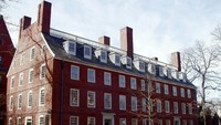 Dikutip dari harvard.edu, Massachusetts Hall sempat dihantui penampakan Holbrook Smith. Smith disebut sebagai salah satu mahasiswa angkatan 1914, meskipun tidak ada catatan tentang pendidikan akademiknya di Harvard. Dikutip dari laman Harvard University, sosok Smith terlihat di Massachusetts Hall hingga seorang eks dekan memintanya pergi. Foto: Wikimedia Commons