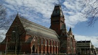 Memorial Hall punya legenda sosok-sosok yang terlihat di area bawah tanah. Sosok hantu di Memorial Hall Harvard University juga terkadang tampak sedang melihat ke arah luar jendela gedung, dan berjalan di halaman berumput di depan gedung. Foto: Wikimedia Commons