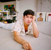 Terlahir sebagai wanita, Chella Man mengaku sempat mengalami gender dysphoria secara intens. Operasi konfirmasi gender lantas menjadi pilihannya sebagai solusi. Belum lama ini model sekaligus seniman ini menjadi transgender pria pertama yang terpilih jadi wajah YSL Beauty. Foto: Instagram/@chellaman