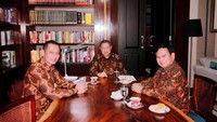 Silaturahmi bersama Prabowo di tahun 2018, SBY terlihat menikmati kopi bersama. Keduanya juga ditemani anak pertama SBY, Agus Yudhoyono.