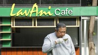 Di depan LavAni Cafe yang dipersembahkan untuk mendiang sang istri, SBY terlihat tengah menyeruput kopi hangat. Foto: Instagram presidenyudhoyonoalbum