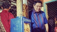 Potret lawas ini memperlihatkan SBY ketika menyambangi sebuah warung. Terlihat ada aneka umbi-umbian rebus di sana yang jadi suguhannya. Foto: Instagram sby.yudhoyono
