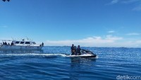 Al menyelam dengan menggunakan perahu kebanggaan Sulawesi Selatan yakni kapal phinisi, dan dilanjutkan dengan jetski untuk menuju ke lokasi penyelaman. (Ibnu Munsir/detikTravel)