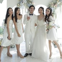 Natasha Wilona terlihat cantik dengan gaun pengantin berwarna putih. Untuk mempercantik penampilannya, sebuah mahkota kecil tampak menghiasi kepalanya. Sedangkan Teuku Rassya tampil gagah dengan setelan jas putih dan dasi kupu-kupu berwarna hitam. Foto: Instagram/@natashawilona12