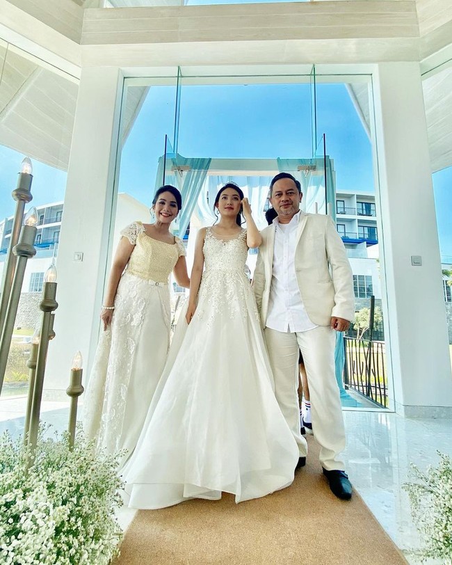 Dekorasi dari pernikahan Naura dan Yuda itu pun didominasi oleh warna putih. Tak tanggung-tanggung, dekorasinya pun dibuat seperti dekorasi untuk pernikahan sungguhan. Tampak berbagai macam bunga berwarna-warni yang mempercantik dekorasi pernikahan. Foto: Instagram/@mamiiren