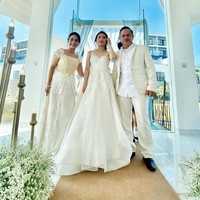 Dekorasi dari pernikahan Naura dan Yuda itu pun didominasi oleh warna putih. Tak tanggung-tanggung, dekorasinya pun dibuat seperti dekorasi untuk pernikahan sungguhan. Tampak berbagai macam bunga berwarna-warni yang mempercantik dekorasi pernikahan. Foto: Instagram/@mamiiren