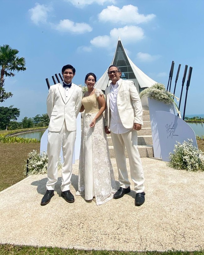 Begini penampakan luar dari gedung pernikahan Naura dan Yuda. Terlihat Yuda yang berpose bersama kedua orangtua dari Naura yang diperankan oleh Indra Brasco dan Irene Librawati. Foto: Instagram/@mamiiren