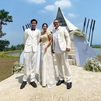 Begini penampakan luar dari gedung pernikahan Naura dan Yuda. Terlihat Yuda yang berpose bersama kedua orangtua dari Naura yang diperankan oleh Indra Brasco dan Irene Librawati. Foto: Instagram/@mamiiren