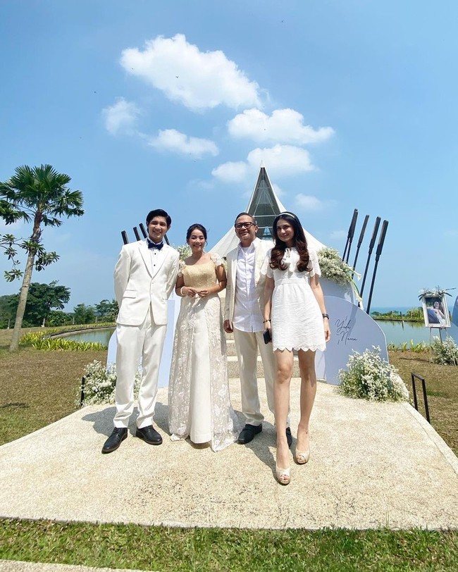 Benar-benar seperti pernikahan sungguhan, dekorasinya pun tampak totalitas banget. Tak heran jika banyak netizen ikut terbawa suasana. Bagaimana menurutmu pernikahan Natasha Wilona dan Teuku Rassya yang digelar di tepi danau ini? Foto: Instagram/@mamiiren