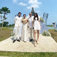 Benar-benar seperti pernikahan sungguhan, dekorasinya pun tampak totalitas banget. Tak heran jika banyak netizen ikut terbawa suasana. Bagaimana menurutmu pernikahan Natasha Wilona dan Teuku Rassya yang digelar di tepi danau ini? Foto: Instagram/@mamiiren