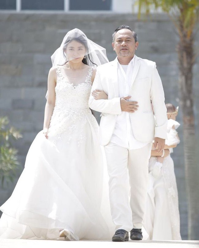 Serial web Little Mom itu resmi tamat di episode ke-13, dimana Natasha Wilona dan Teuku Rassya akhirnya menikah. Pada acara pernikahan tersebut Natasha Wilona dan Teuku Rassya tampil memukau dengan busana serba putih. Foto: Instagram/@natashawilona12