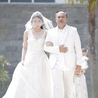 Serial web Little Mom itu resmi tamat di episode ke-13, dimana Natasha Wilona dan Teuku Rassya akhirnya menikah. Pada acara pernikahan tersebut Natasha Wilona dan Teuku Rassya tampil memukau dengan busana serba putih. Foto: Instagram/@natashawilona12