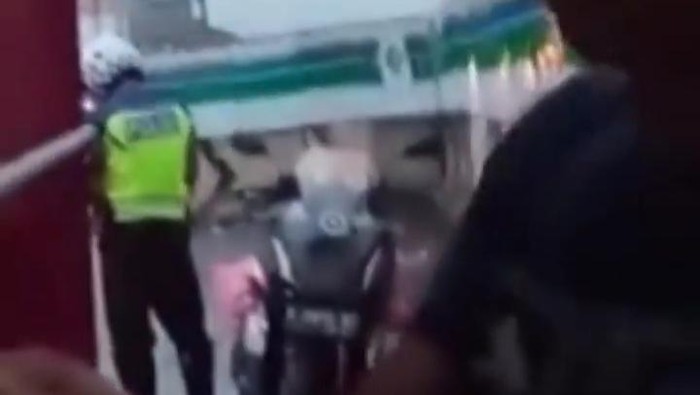 Oknum polisi minta uang damai pakai sekarung bawang ke sopir truk yang ditilang di kawasan Tangerang.