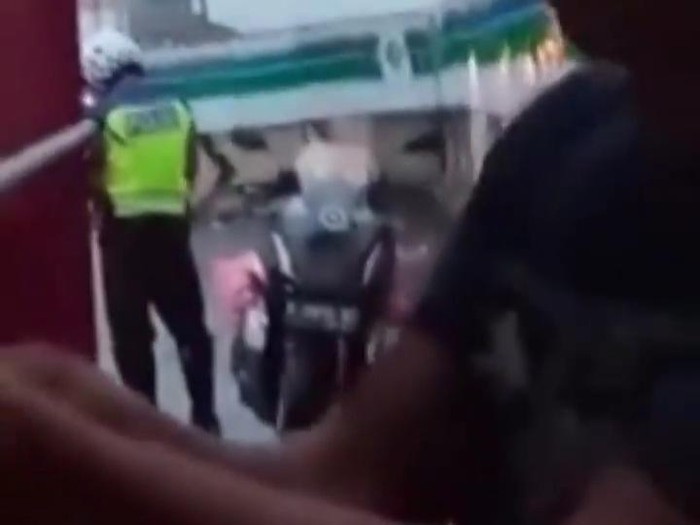 Oknum polisi minta uang damai pakai sekarung bawang ke sopir truk yang ditilang di kawasan Tangerang.