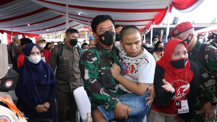 Panglima TNI Marsekal Hadi Tjahjanto menggendong bocah lelaki disabilitas di Lemdiklat Polri.