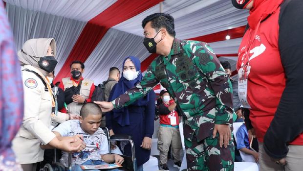 Panglima TNI Marsekal Hadi Tjahjanto menggendong bocah lelaki disabilitas di Lemdiklat Polri.