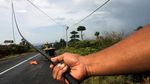Penantian Panjang Desa Terpencil Nikmati Aliran Listrik