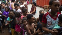 Organisasi non-pemerintah Covid Sem Fome bersama para relawan memberikan paket makanan kepada warga di Brasil.  