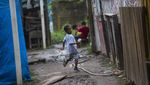 Perangi Kelaparan, Spiderman Bagi-bagi Makanan di Brasil