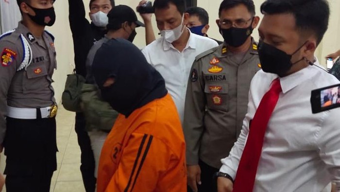 Perempuan di Kuningan ditangkap polisi gegara tebar teror bom.