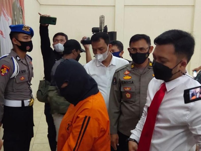 Perempuan di Kuningan ditangkap polisi gegara tebar teror bom.