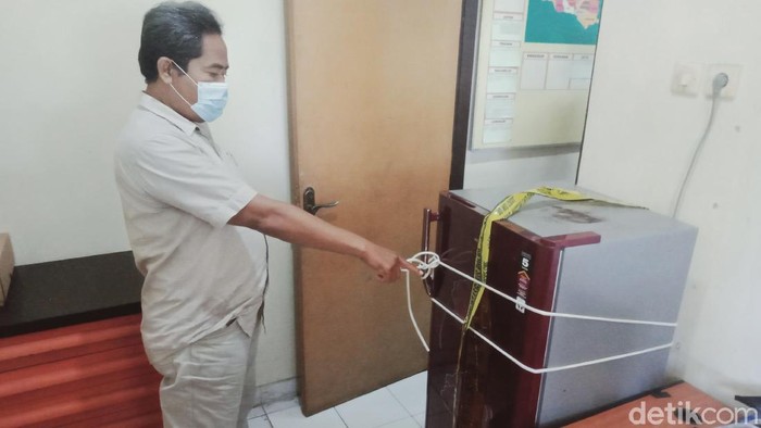 Petugas menunjuk kulkas tempat menyimpan botol minuman beracun yang menewaskan Hani di Klaten