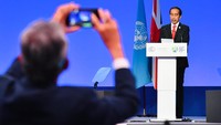 Dalam pidato berdurasi empat menit, Jokowi mengklaim Indonesia berhasil menurunkan laju deforestasi secara siginifikan pada 2021, bahkan terendah dalam dua dekade terakhir. Pidato itu mendapat sorotan tajam dari pemerhati lingkungan yang menganggap apa yang disampaikan Jokowi tidak sesuai realita. oto: Laily Rachev - Biro Pers Sekretariat Presiden.