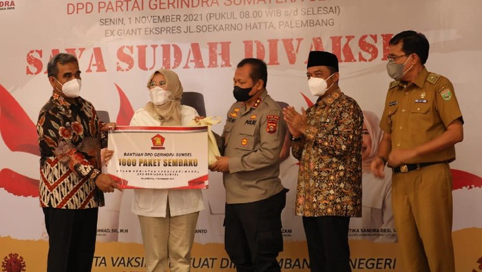 Pimpinan MPR Ahmad Muzani meninjau vaksinasi Gerindra di Sumsel