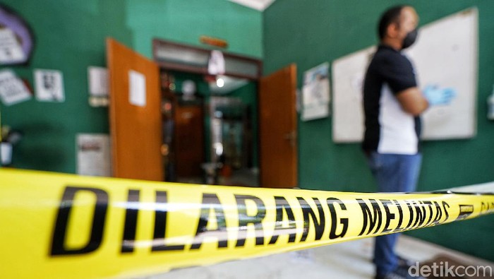 Petugas Kepolisian Polresta Surakarta kembali melakukan Olah TKP kasus mahasiswa UNS Solo yang meninggal karena kekerasan dalam Diklat Menwa. Olah TKP di Markas Resimen Mahasiswa komplek Kampus UNS untuk mencari barang bukti tambahan.