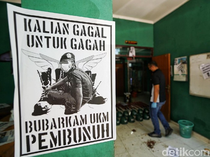 Petugas Kepolisian Polresta Surakarta kembali melakukan Olah TKP kasus mahasiswa UNS Solo yang meninggal karena kekerasan dalam Diklat Menwa. Olah TKP di Markas Resimen Mahasiswa komplek Kampus UNS untuk mencari barang bukti tambahan.