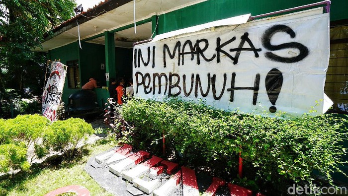Polisi Kembali Olah TKP di Markas Menwa UNS Petugas Kepolisian Polresta Surakarta kembali melakukan Olah TKP kasus mahasiswa UNS Solo yang meninggal karena kekerasan dalam Diklat Menwa. Olah TKP di Markas Resimen Mahasiswa komplek Kampus UNS untuk mencari barang bukti tambahan.
