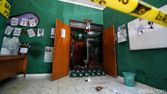 Polisi Kembali Olah TKP di Markas Menwa UNS Petugas Kepolisian Polresta Surakarta kembali melakukan Olah TKP kasus mahasiswa UNS Solo yang meninggal karena kekerasan dalam Diklat Menwa. Olah TKP di Markas Resimen Mahasiswa komplek Kampus UNS untuk mencari barang bukti tambahan.