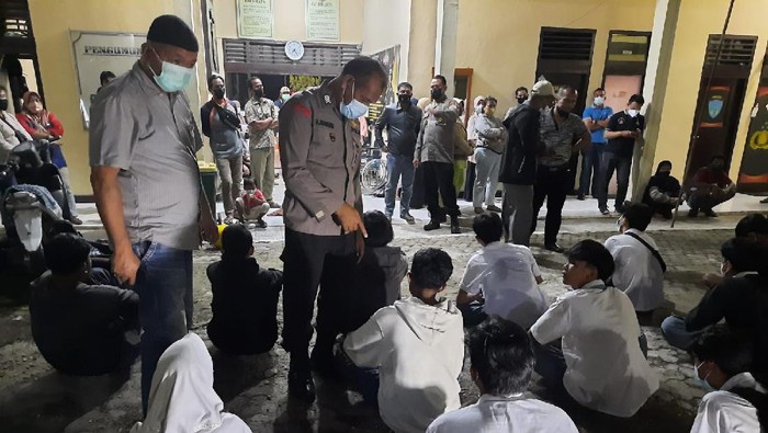 Polisi saat berikan pembinaan dan pendataan kepada pelajar di Jambi hingga sampai malam hari