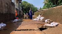 Salah satu warga, Jarkoni, mengatakan banjir disebabkan karena tanggul dekat Perumahan Bumi Nasio Indah jebol. Foto: (Nahda-detik)