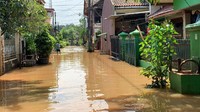 Perumahan Bumi Nasio Indah, Jatiasih, Kota Bekasi terendam banjir sejak Senin (1/11) sore. Ketinggian air sekitar 30-40 cm. Foto: (Nahda-detik)