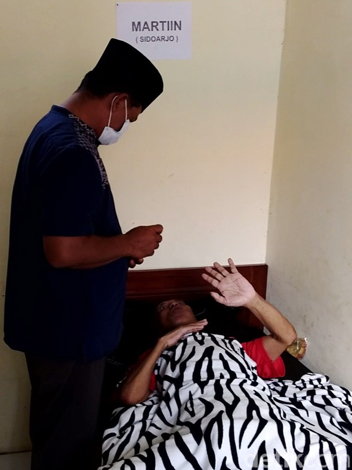 Potret Martiin yang Juga 'Dibuang' Anaknya ke Griya Lansia Bukan hanya Trimah (66), seorang bapak asal Sidoarjo juga dititipkan anak-anaknya hingga akhir hayatnya di Griya Lansia Husnul Khatimah Malang. Bapak tersebut bernama Marti'in (67).