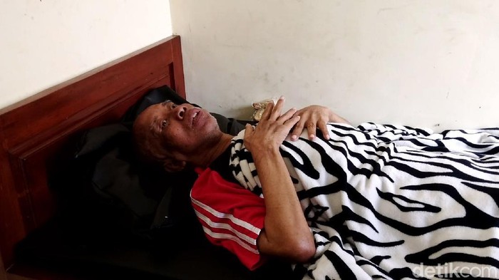 Bukan hanya Trimah (66), seorang bapak asal Sidoarjo juga dititipkan anak-anaknya hingga akhir hayatnya di Griya Lansia Husnul Khatimah Malang. Bapak tersebut bernama Marti'in (67).