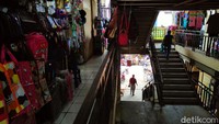 Kegiatan perdagangan dibuka dengan kapasitas maksimal 100 persen sampai pukul 22.00 waktu setempat.