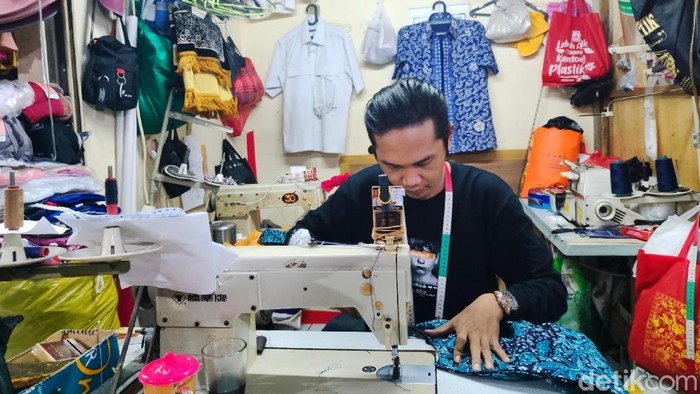 Suasana Pasar Benhil saat berlangsungnya PPKM Level 1, Jakarta, Selasa (2/11/2021). Pemerintah mengubah status PPKM Jakarta menjadi level 1. Pasar rakyat yang menjual barang non kebutuhan sehari-hari dapat beroperasi dengan kapasitas maksimal 100%.