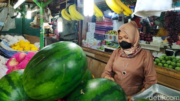 PPKM Turun Level, Pasar Boleh Buka 100% Suasana Pasar Benhil saat berlangsungnya PPKM Level 1, Jakarta, Selasa (2/11/2021). Pemerintah mengubah status PPKM Jakarta menjadi level 1. Pasar rakyat yang menjual barang non kebutuhan sehari-hari dapat beroperasi dengan kapasitas maksimal 100%.