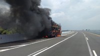 Sebuah truk Fuso yang memuat 39 sepeda motor ludes terbakar di Tol Nganjuk KM 669.200 A. Selain truk bernopol L 9627 BS, sebanyak 39 sepeda motor yang diangkut juga ikut terbakar.